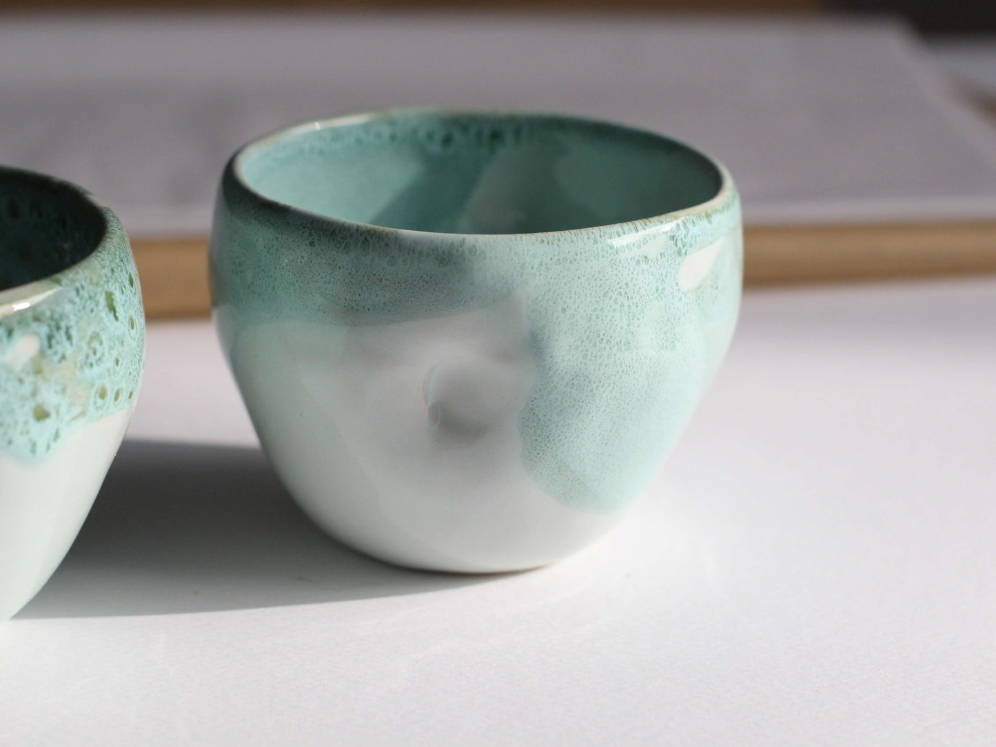 Cana ceramică cu nuanțe de verde și albastru