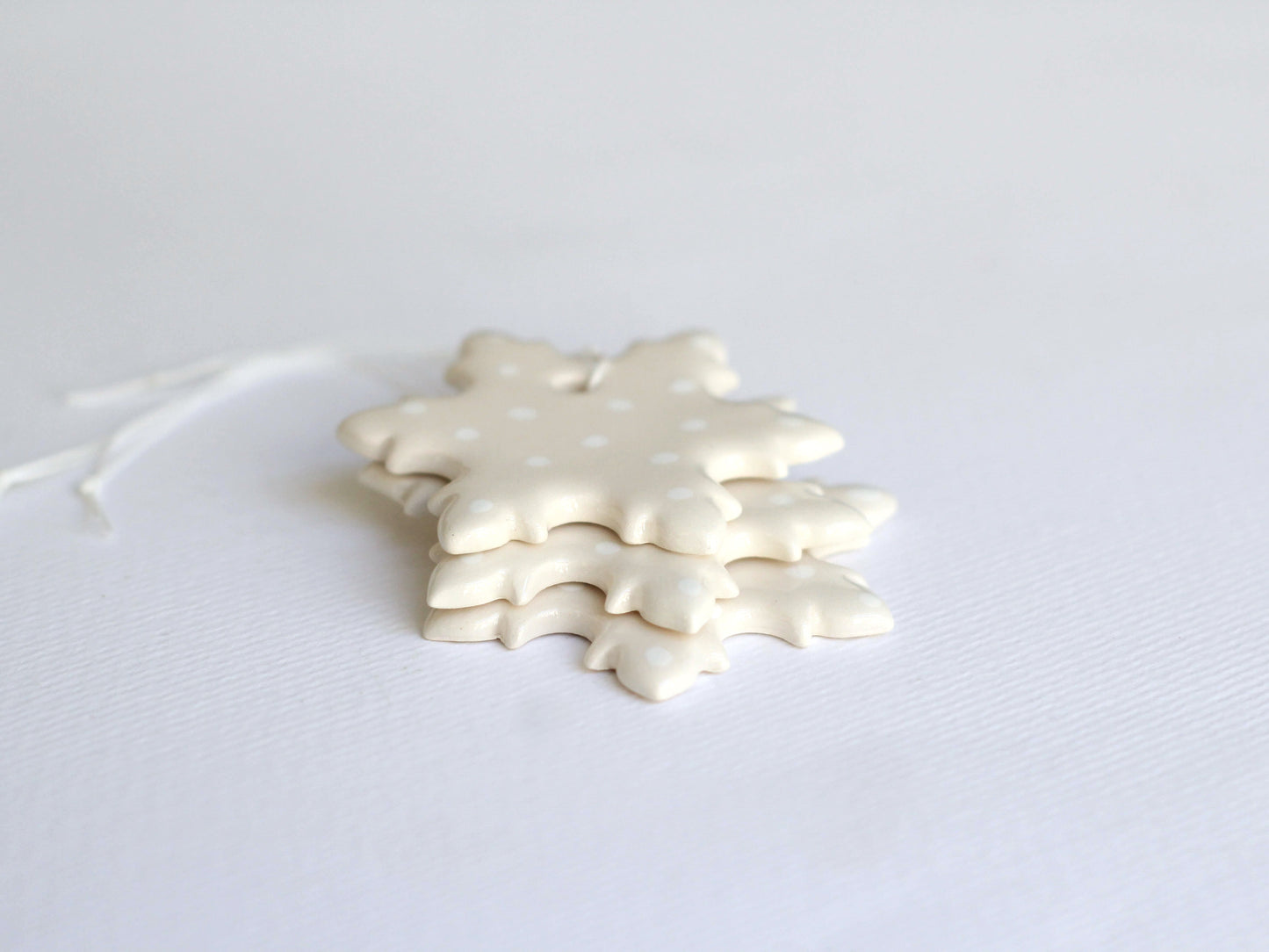 Decoratiuni din ceramica pentru brad lucrate manual in Romania