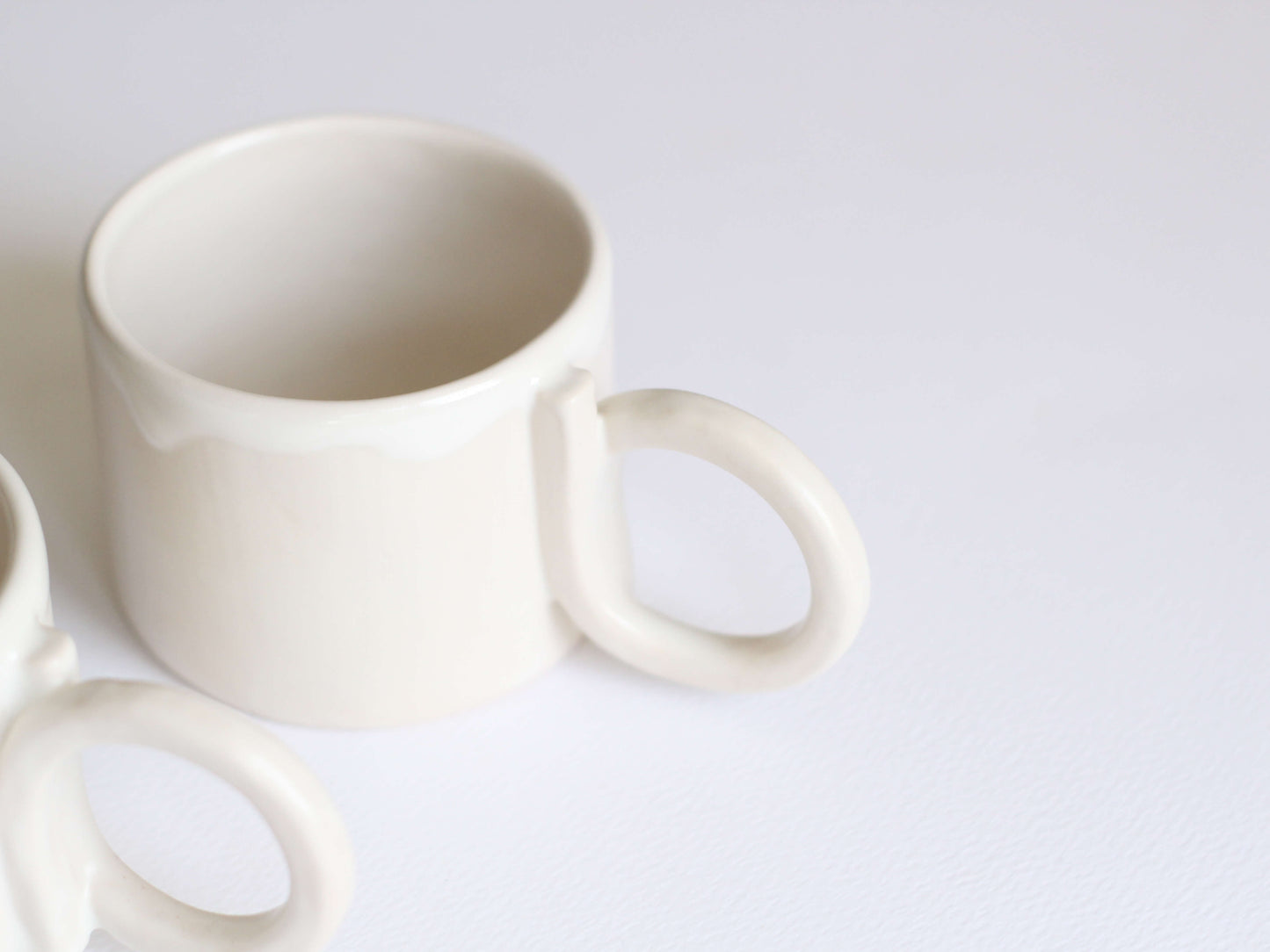Cană albă din ceramică cu toartă răsucită