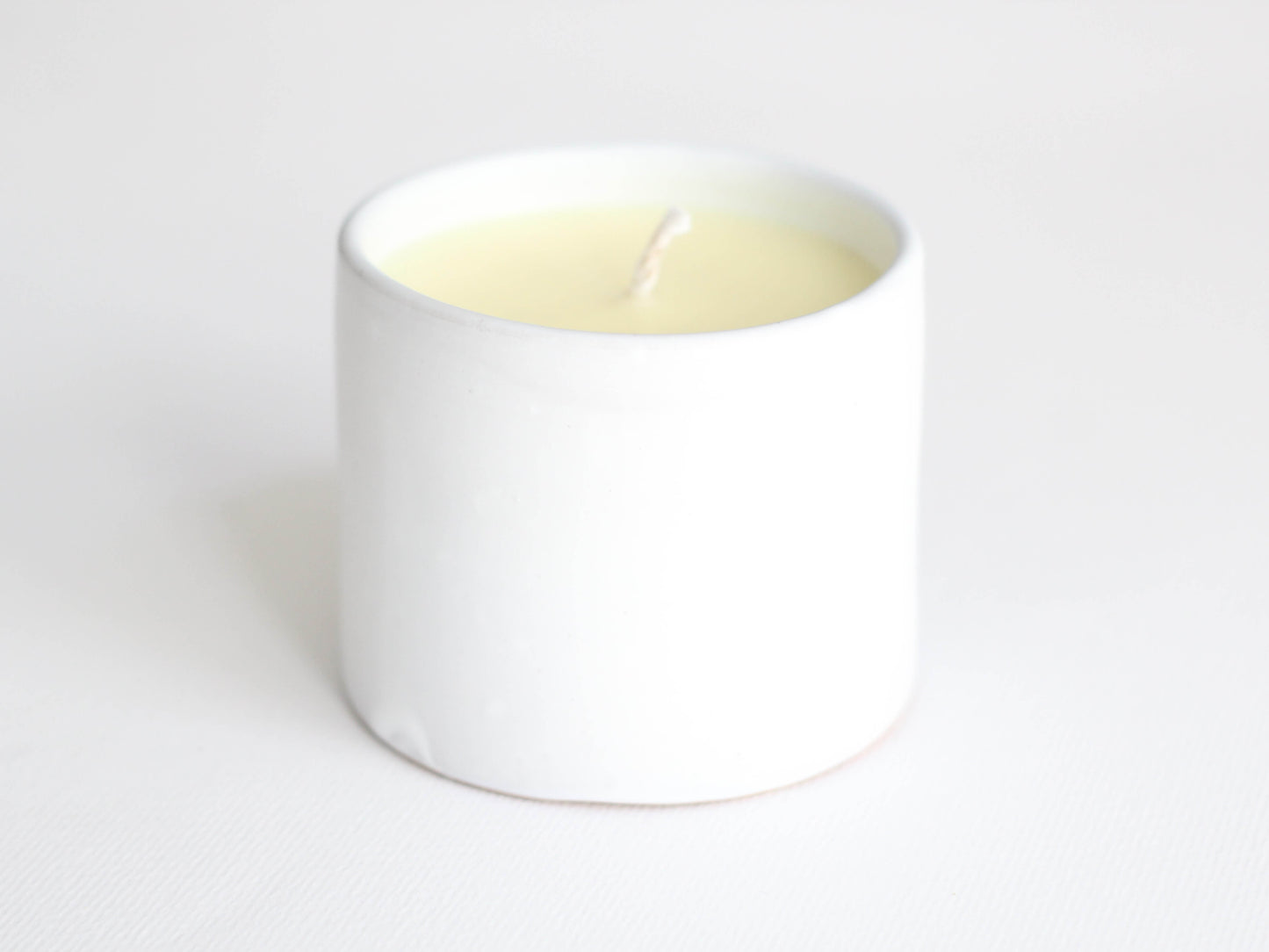 Lumanare alba din ceara de soia in vas ceramic