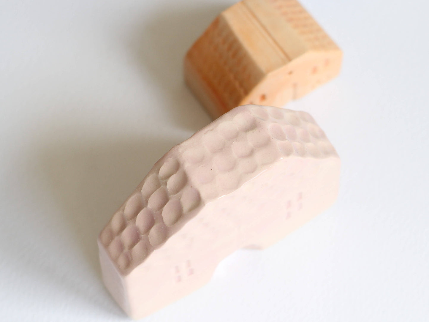 casuta din ceramica pastelata