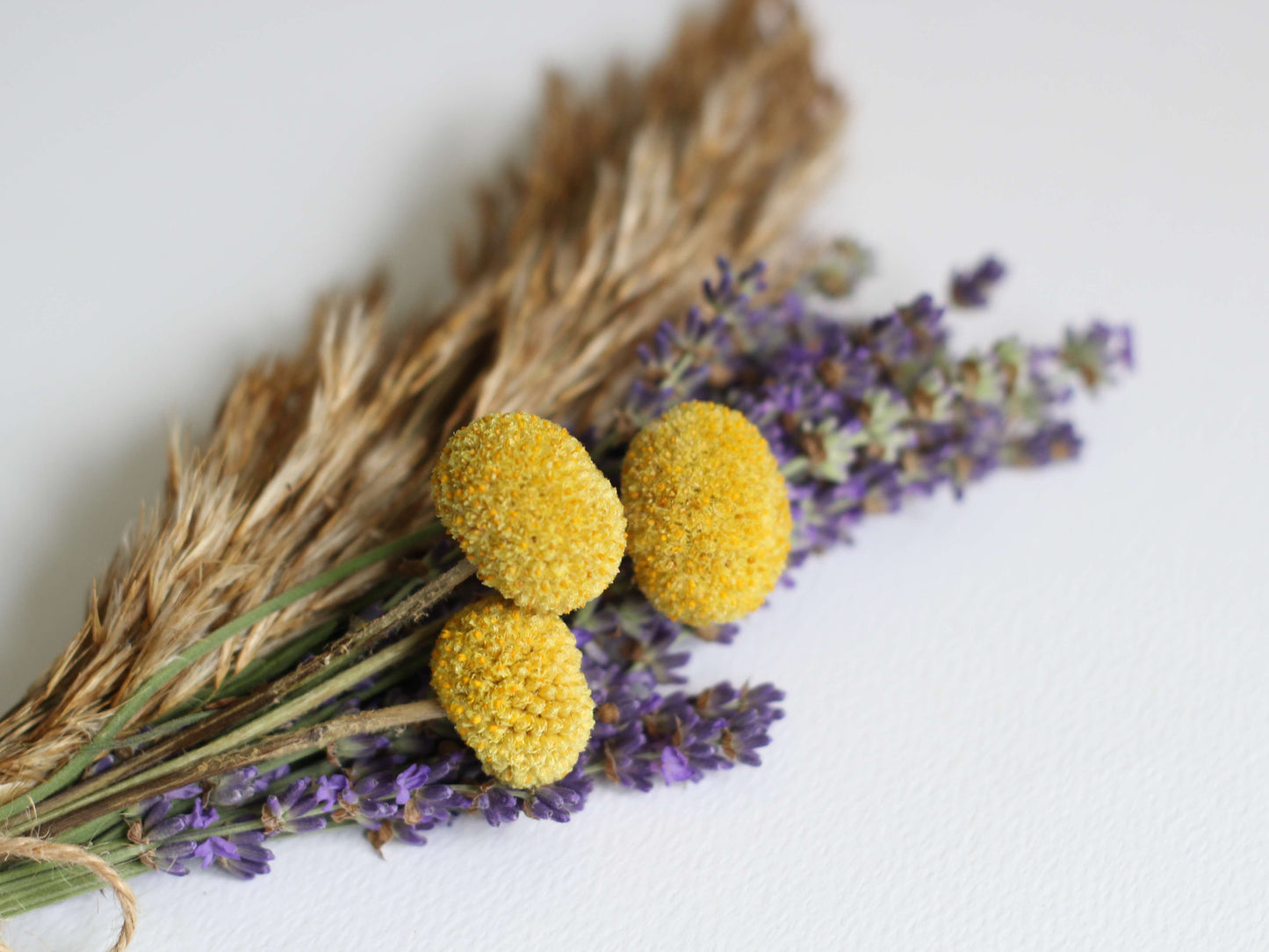 buchet cu lavanda si craspedia