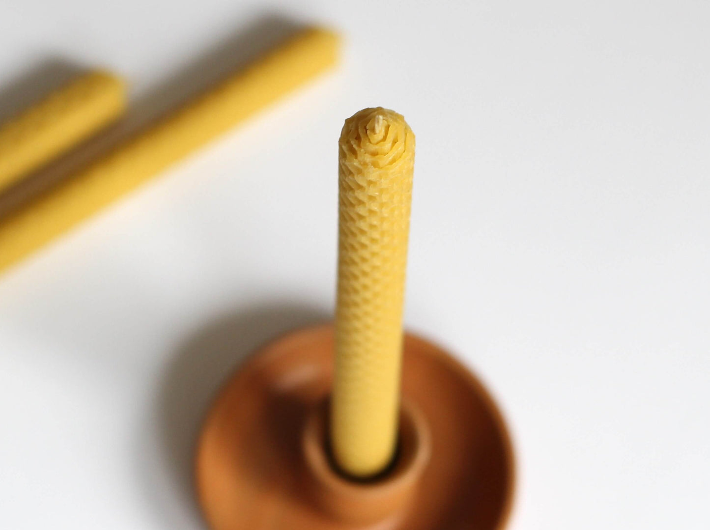 lumanare foita de fagure din ceara de albine in suport din lut