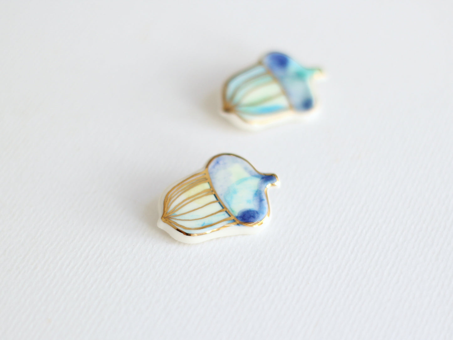 brosa din portelan pictata si decorata cu aur lichid