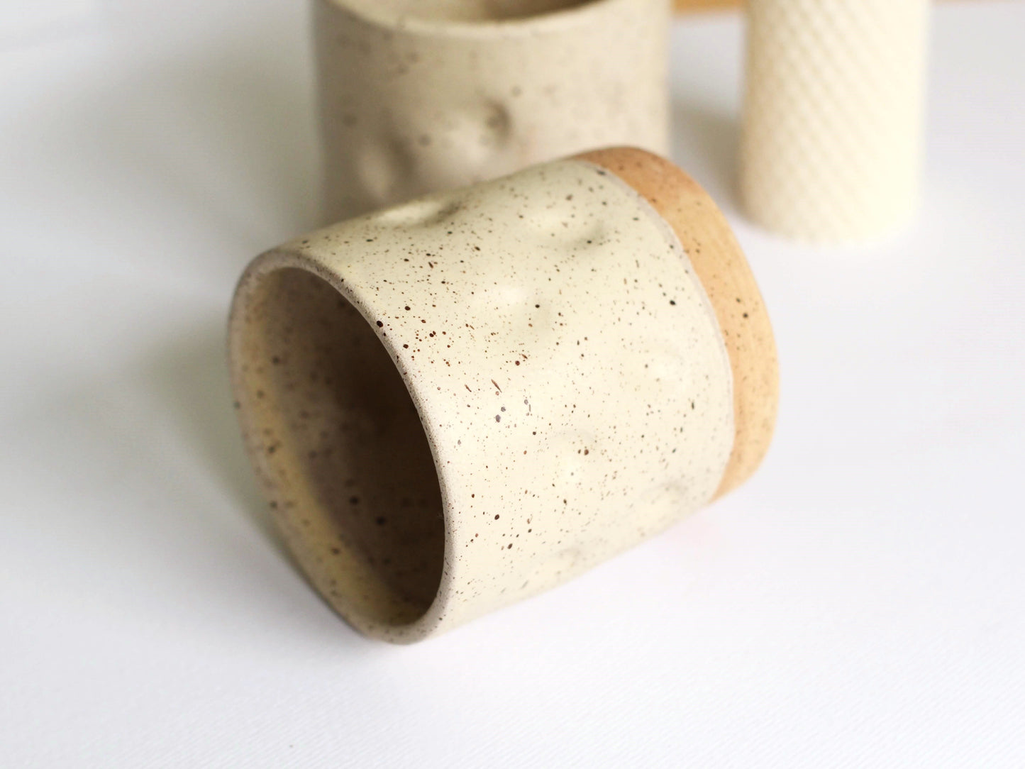 Cană din ceramică alb mat cu stropi