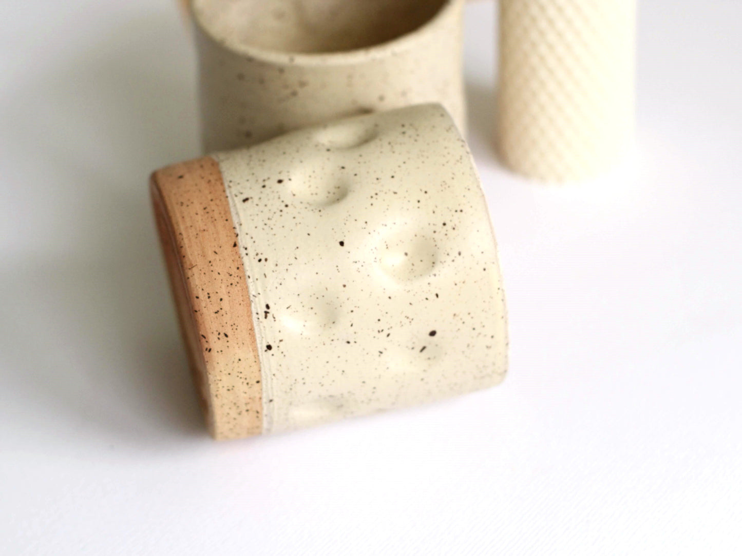 Cană din ceramică alb mat cu stropi