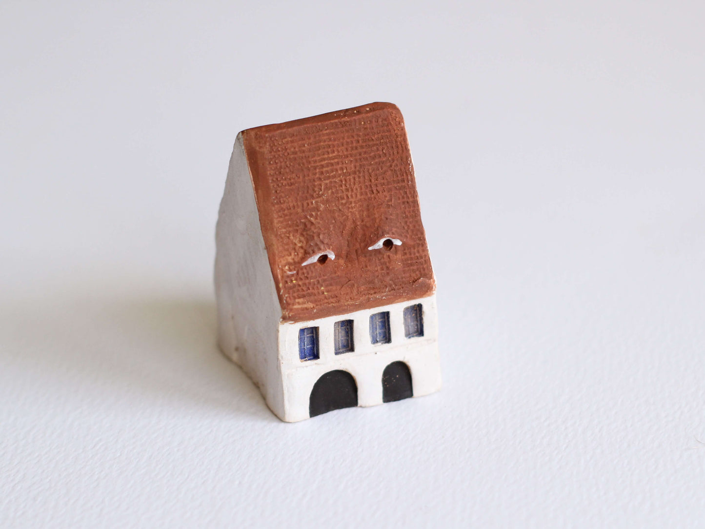 casuta traditional romaneasca lucrata manual din lut