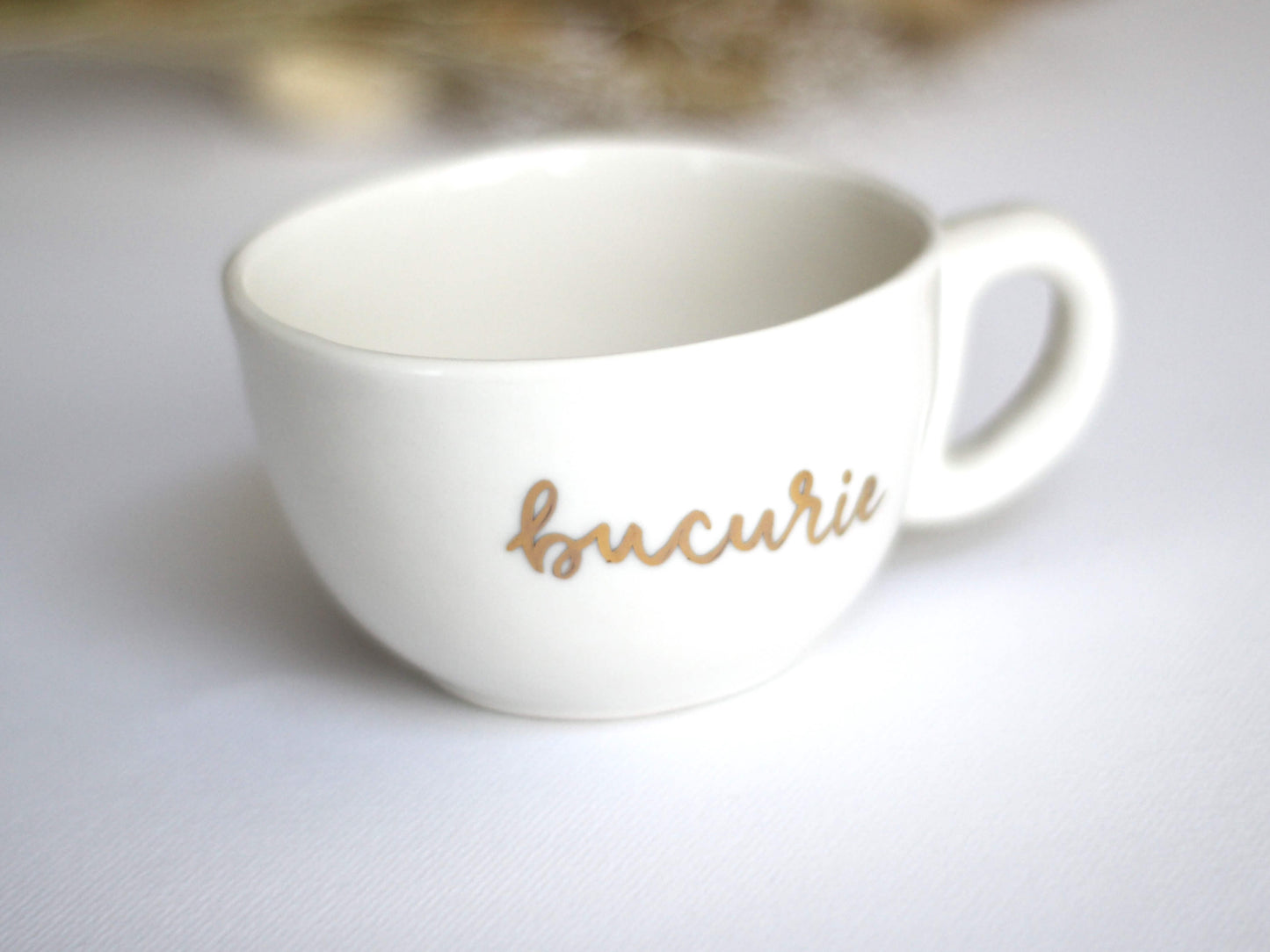 ceașcă din porțelan decorată cu mesaj bucurie