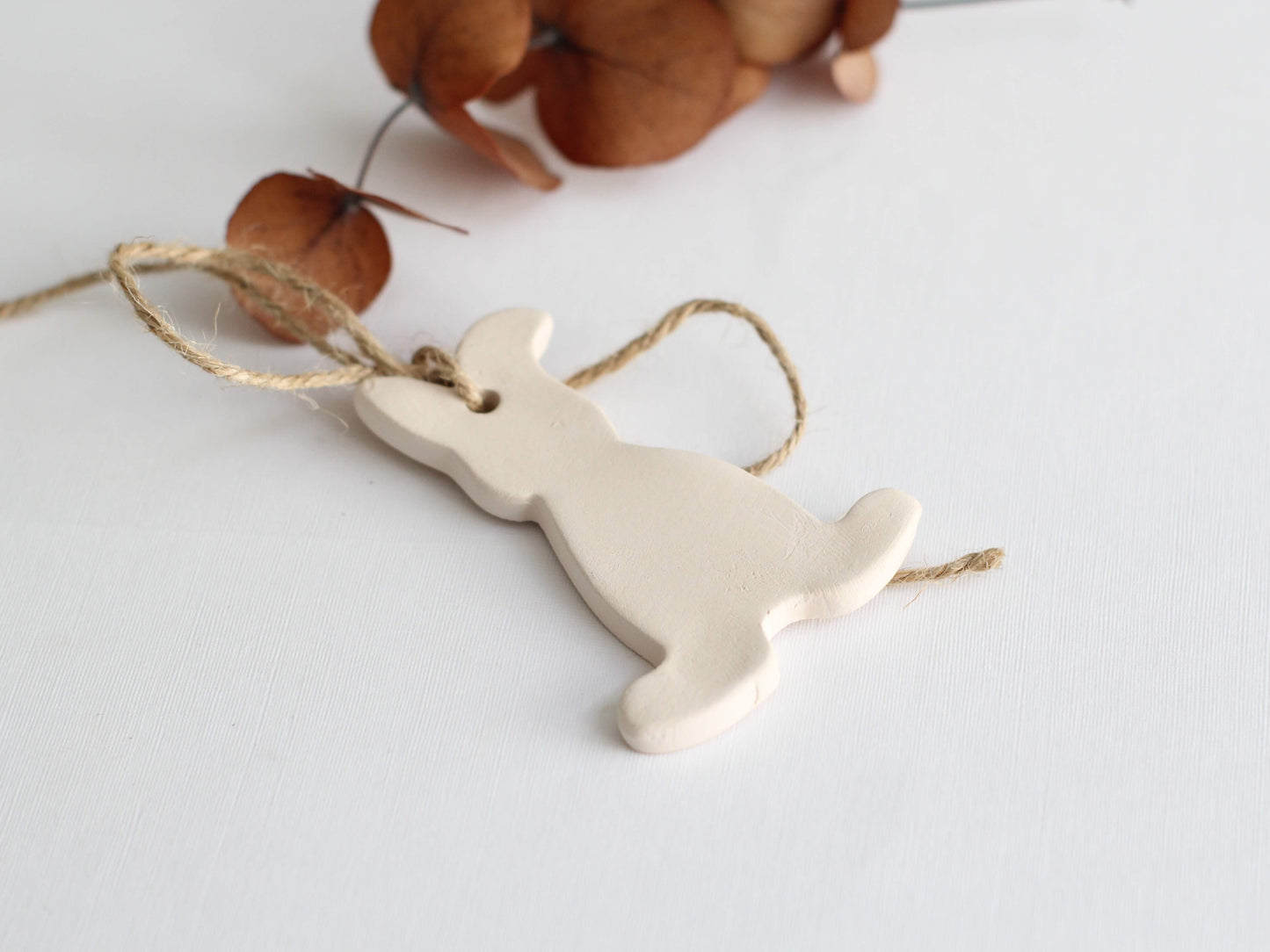decoratiune de Paste din ceramica iepuras cu agatatoare