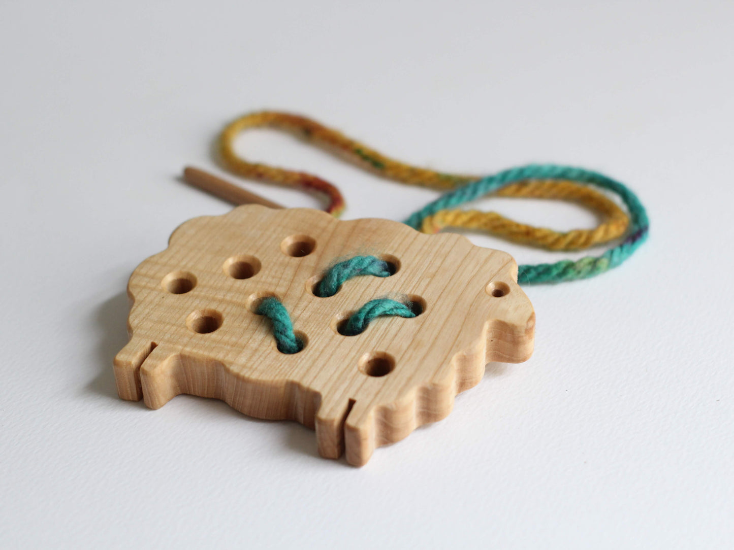 jucarie oaie din lemn produs romanesc