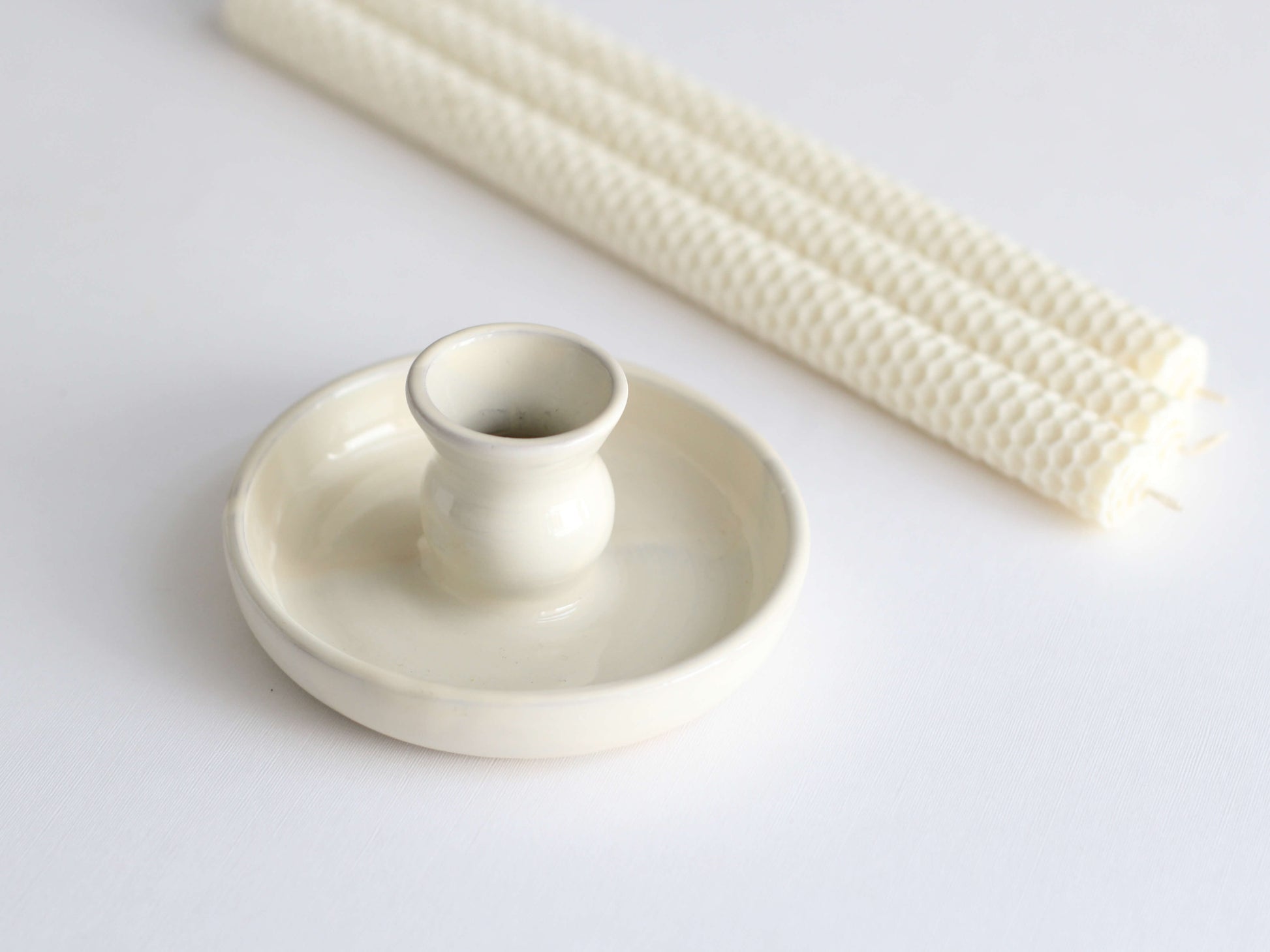lumanari albe din ceara de albine si suport din ceramica lucrat manual