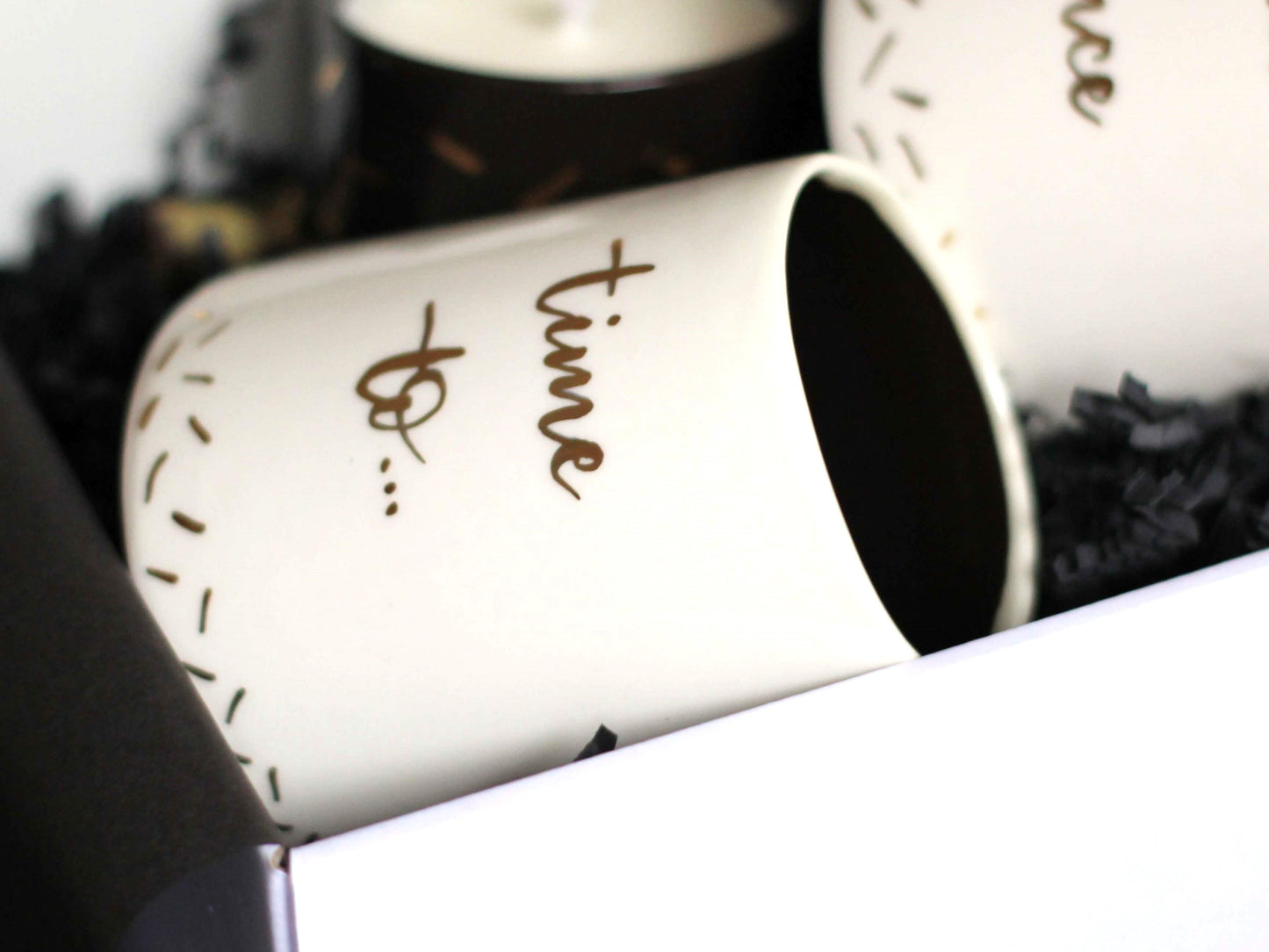 pahar portelan lucrat manual cu interior negru si decor auriu