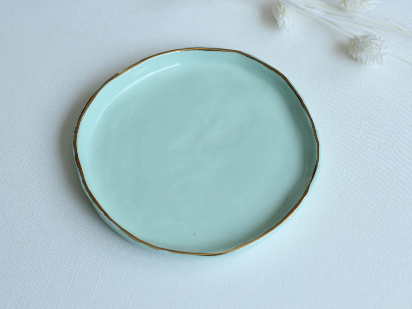 Farfurie din ceramică lucrată manual.