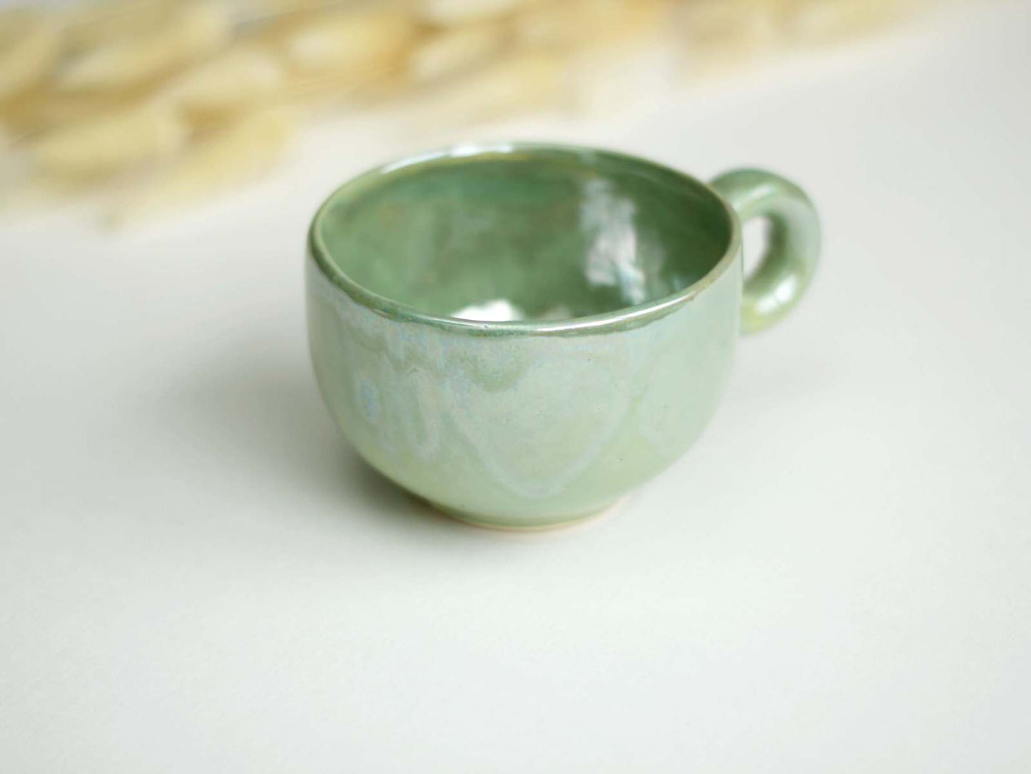 Ceașcă sidefată din porțelan, lucrată manual și decorată cu glazură pastel