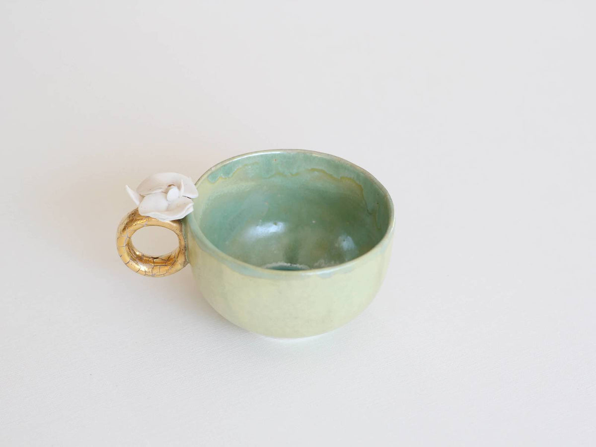 Ceașcă din ceramică cu floare delicată - verzuie