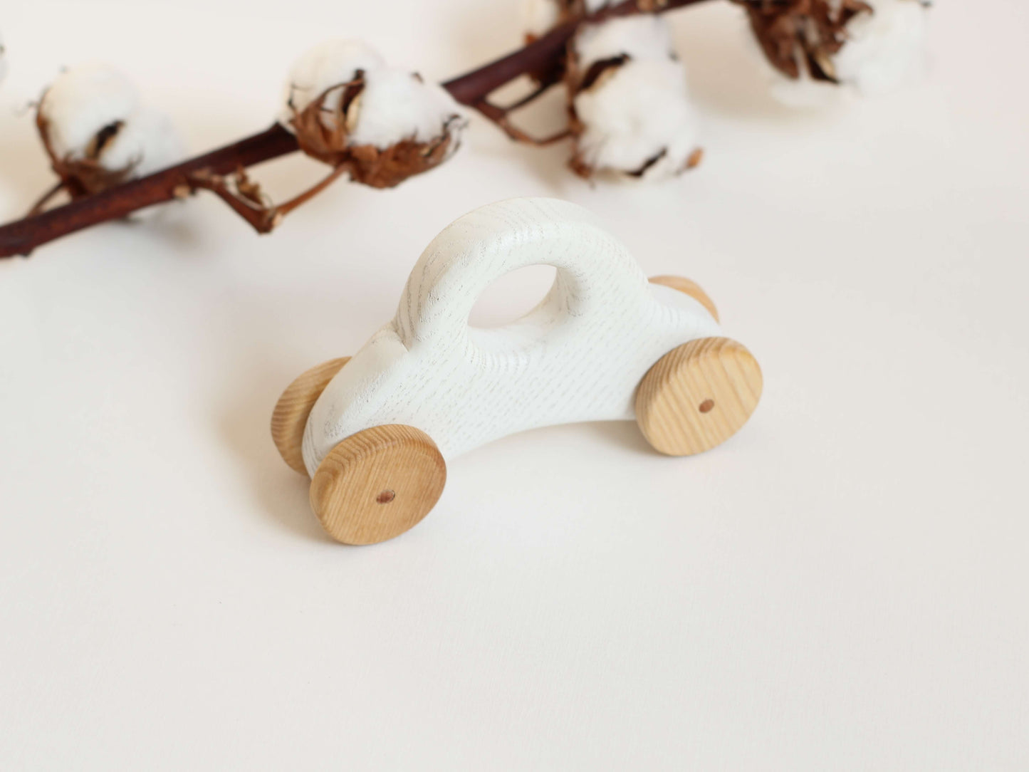 Mașinuță din lemn cu roți mobile