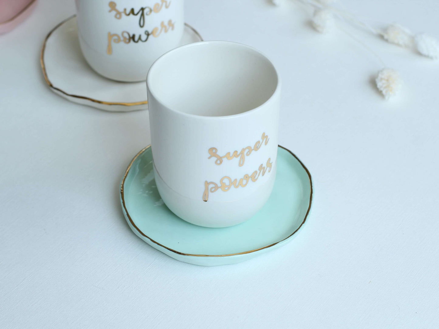 Cană din porțelan glazurat, decorată cu aur lichid