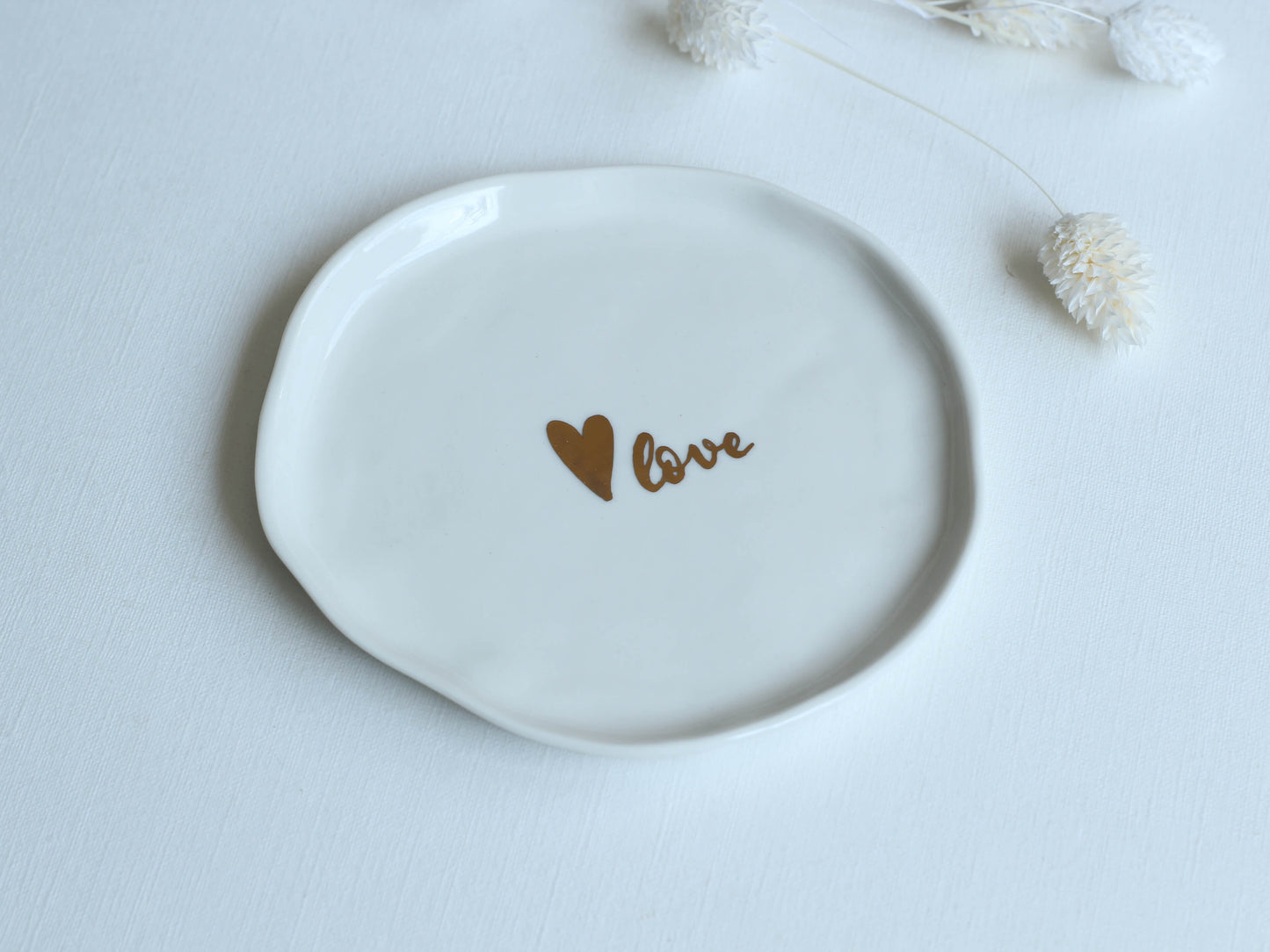 Farfurie din ceramică albă cu mesaj.