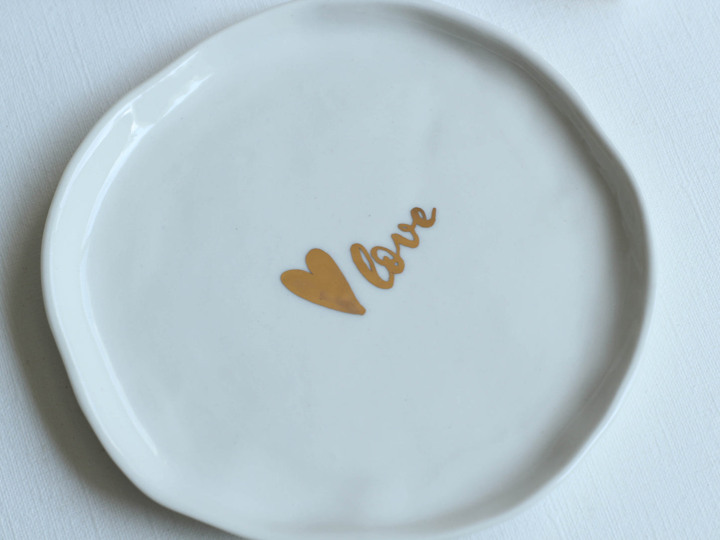 Farfurie din ceramică albă cu mesaj.
