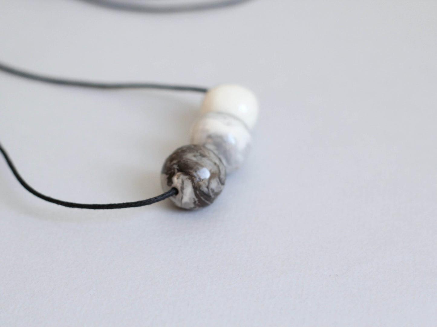 colier sfere din ceramica