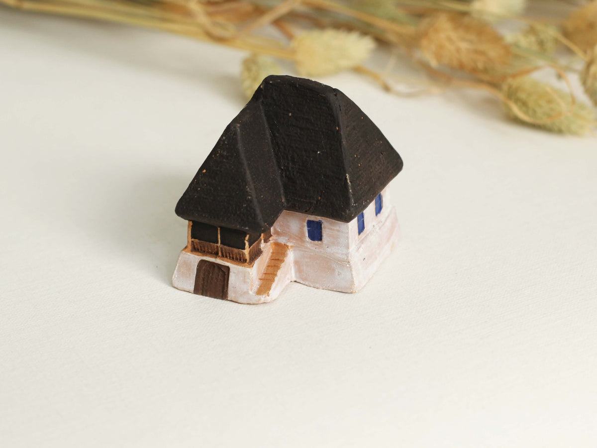 casuta miniaturala din ceramica miniatura casa munteneasca cu pridvor