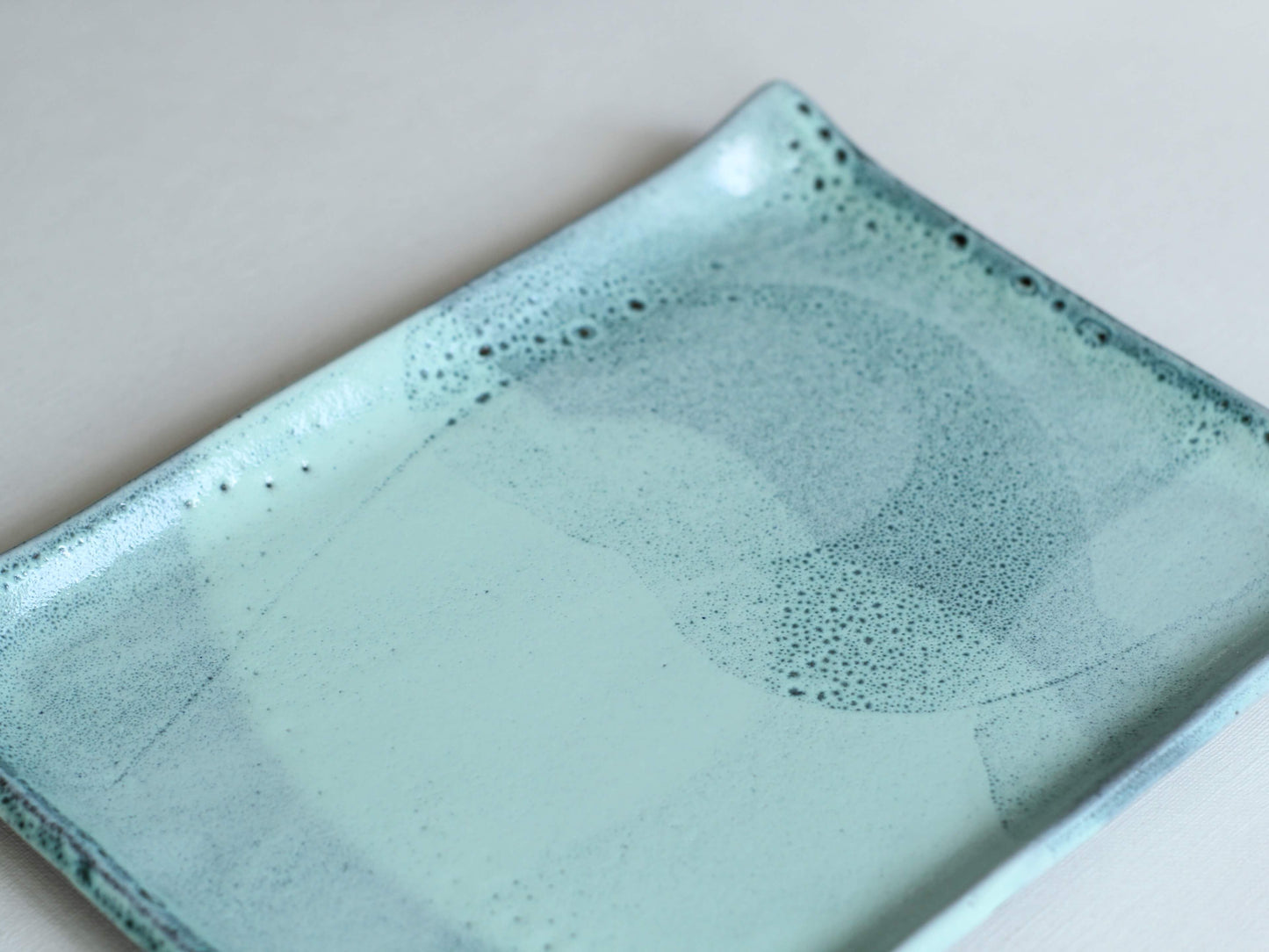 Farfurie din ceramica cu glazura verzuie