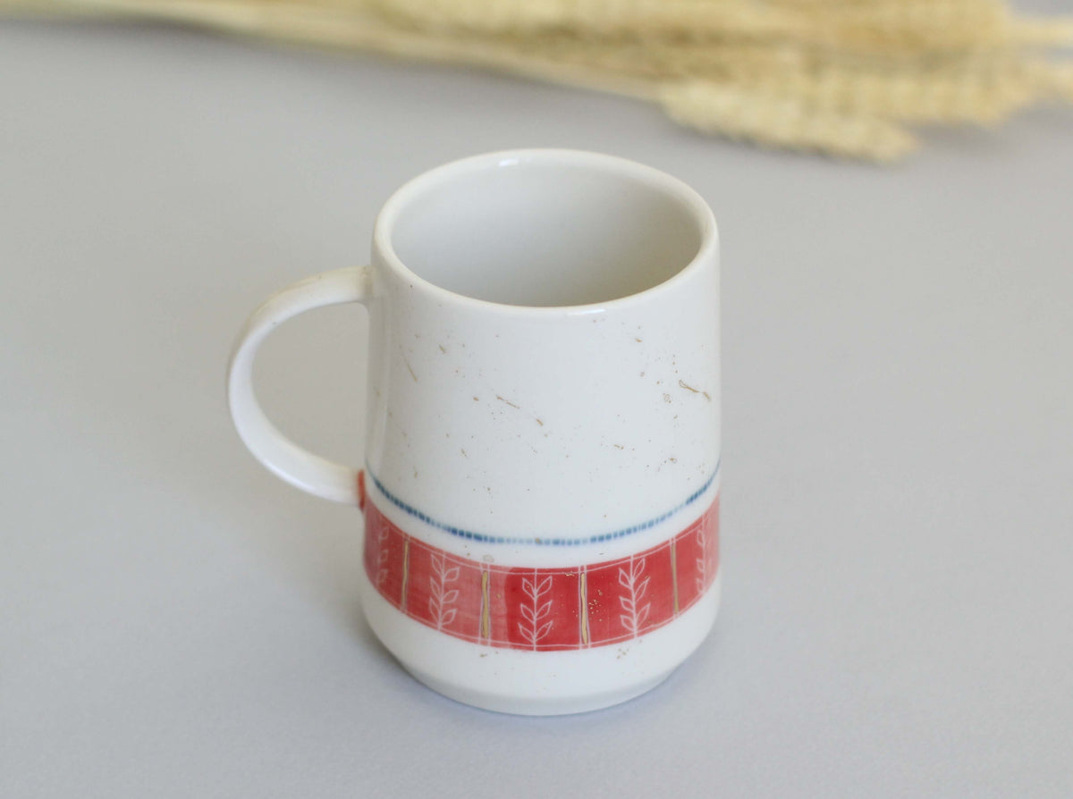 Cană din ceramică creată de Andreea Bădrăgan.