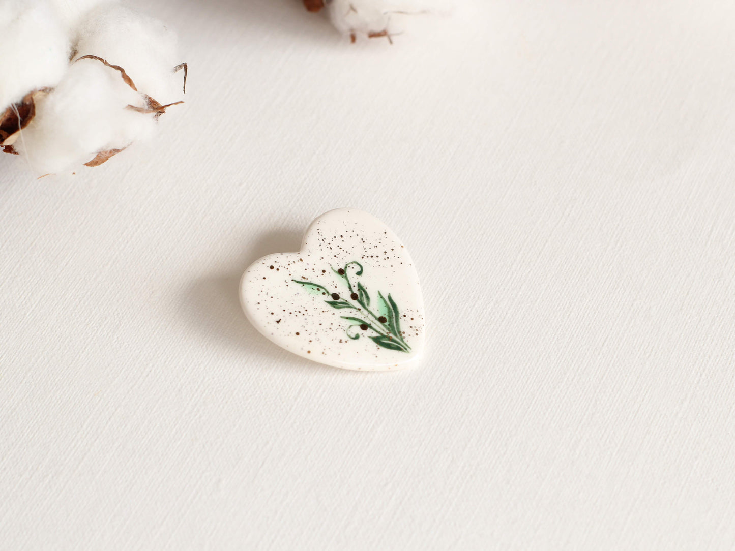 Broșă din ceramică lucrată manual în România.