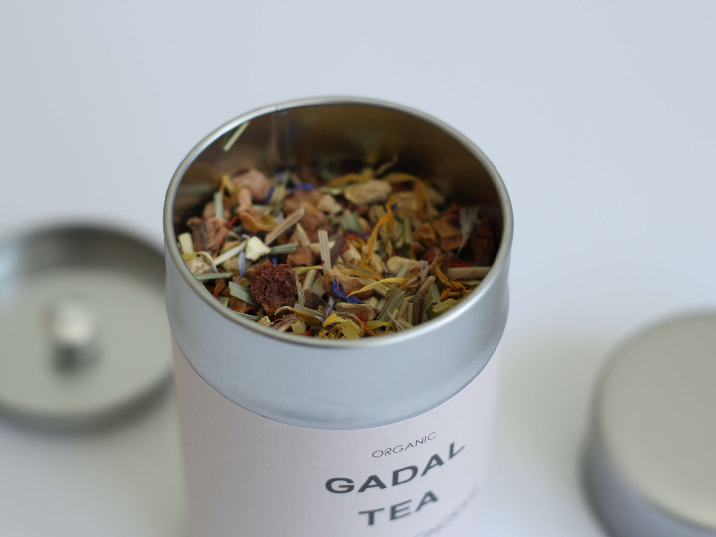 Ceai cu ghimbir și lemongrass, bucăți de măr, rădăcină de lemn dulce, petale de gălbenele, petale de floarea soarelui, petale de șofran.