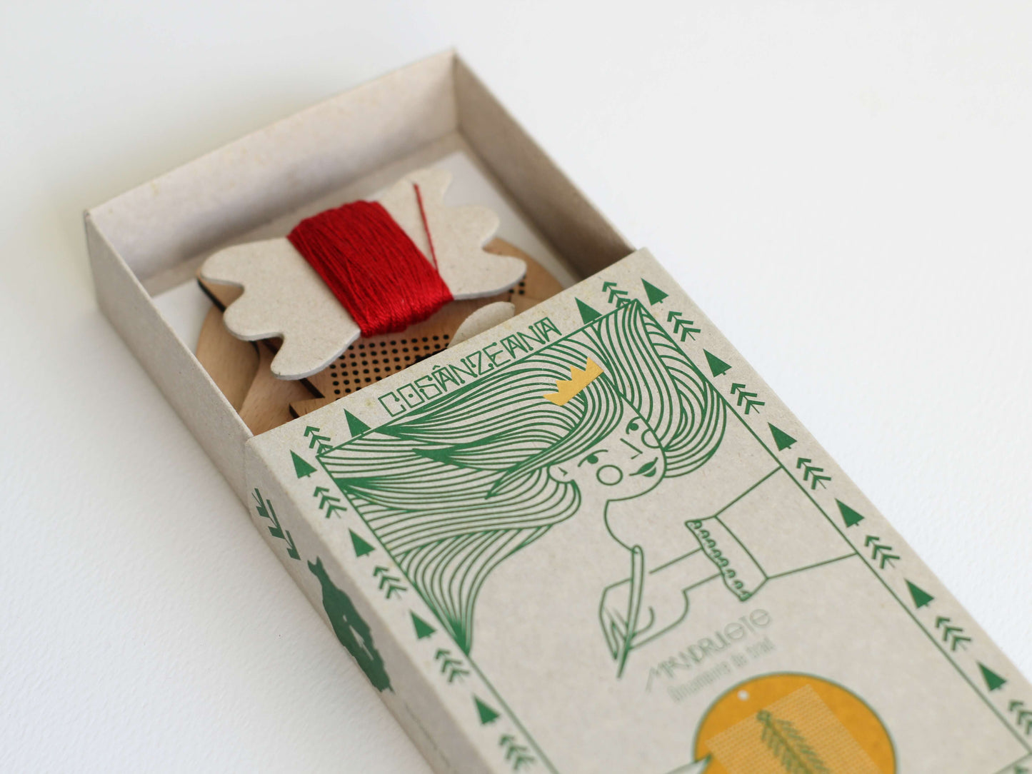 set de cusut pe lemn