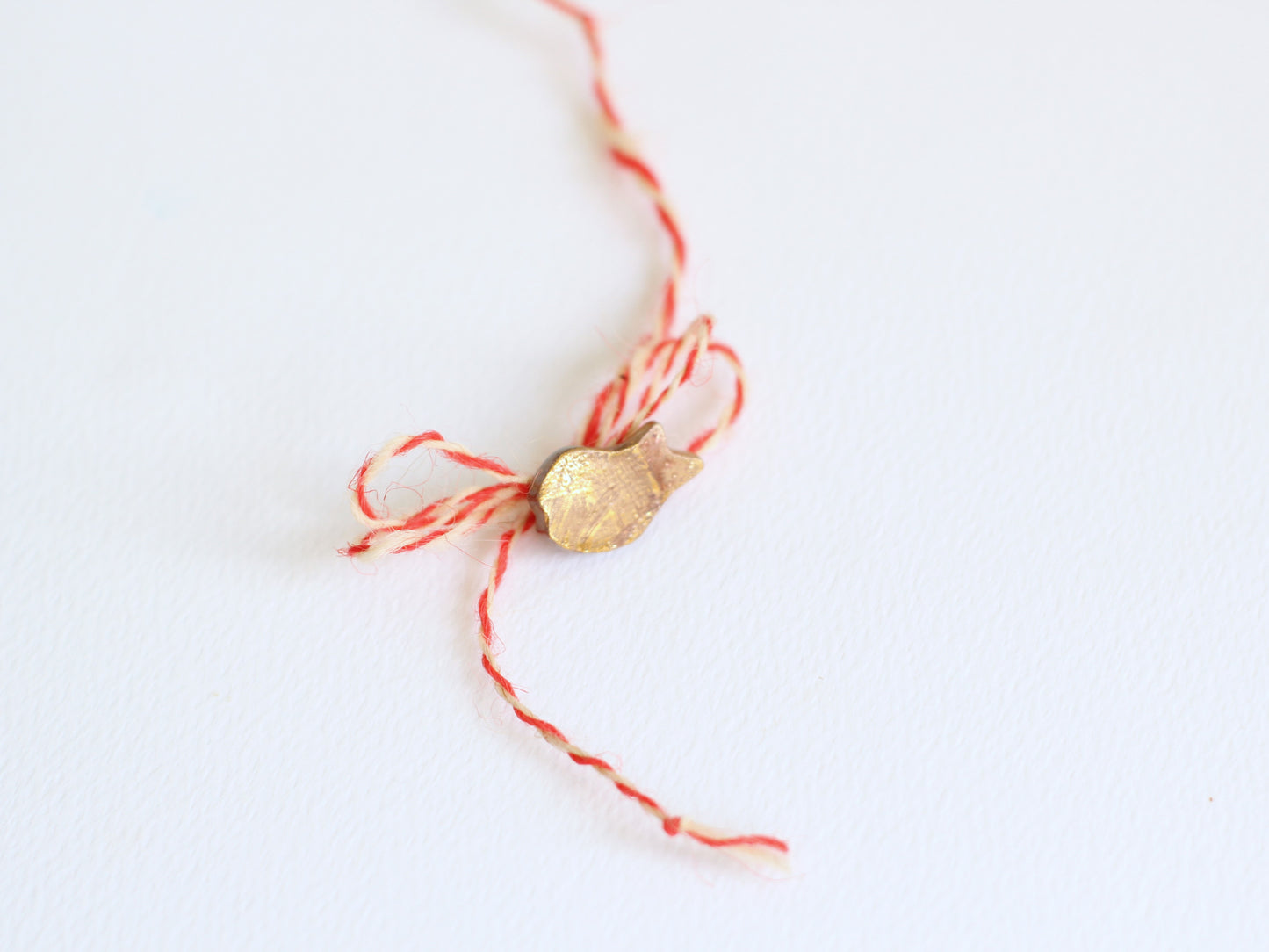 martisor lucrat manual cu snur