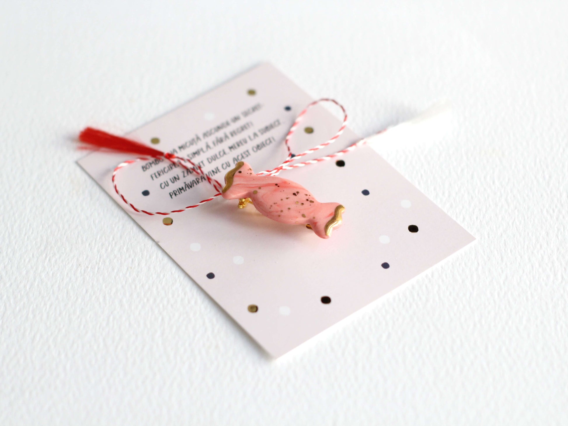 Martisor brosa roz bomboana din portelan
