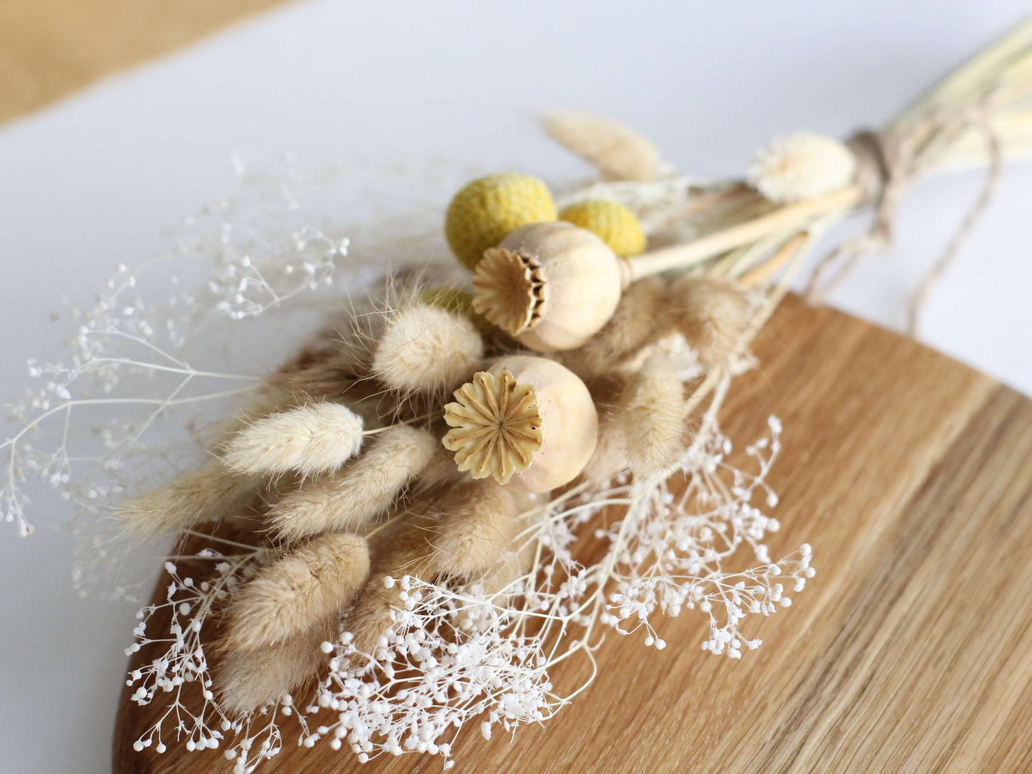 pachet cadou cu lemn si buchet de flori