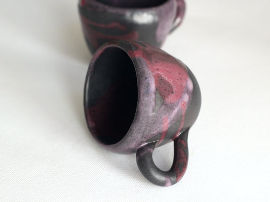 Cană din ceramică gri cu glazuri colorate