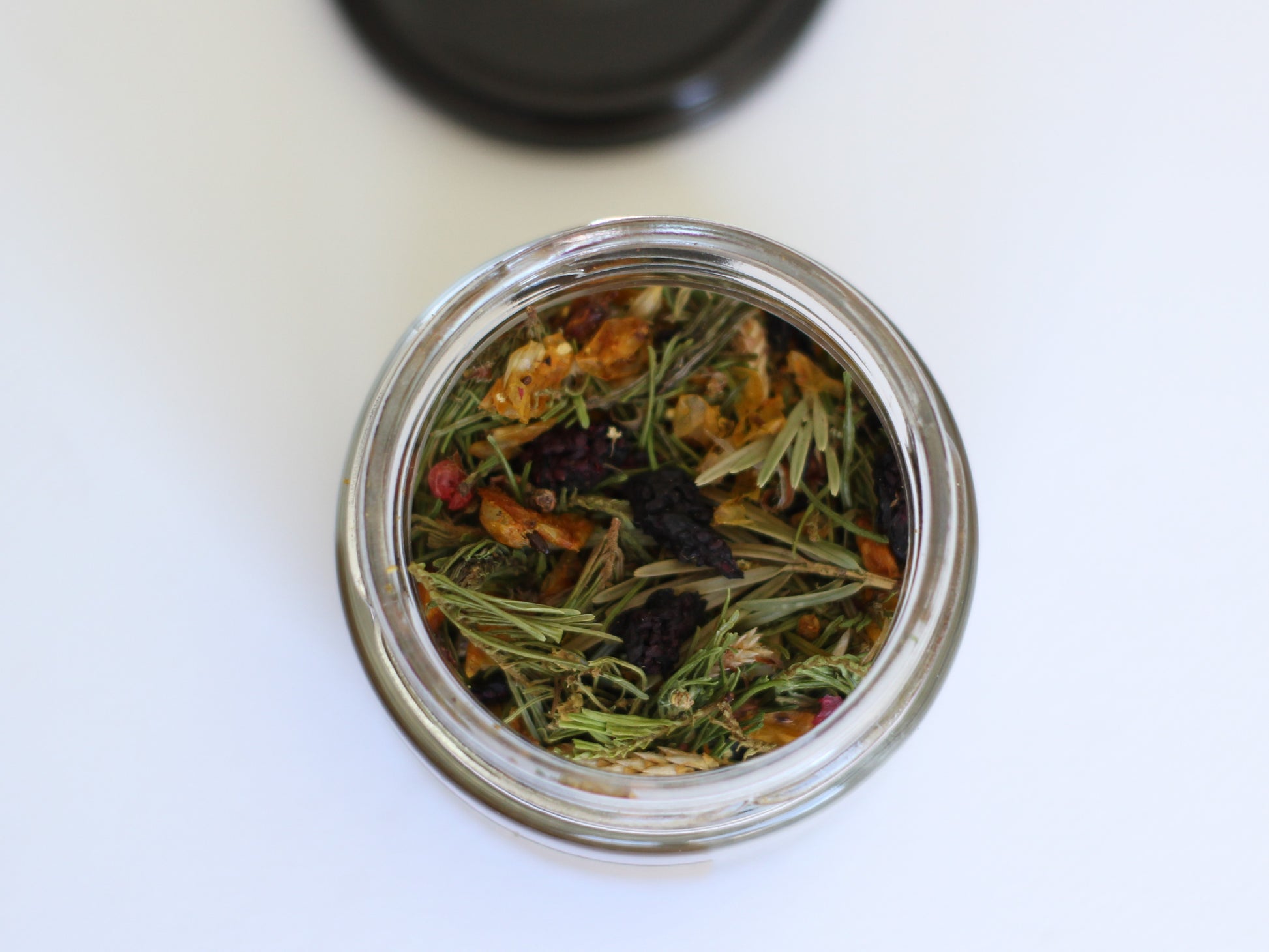 Ceai din plante in borcan