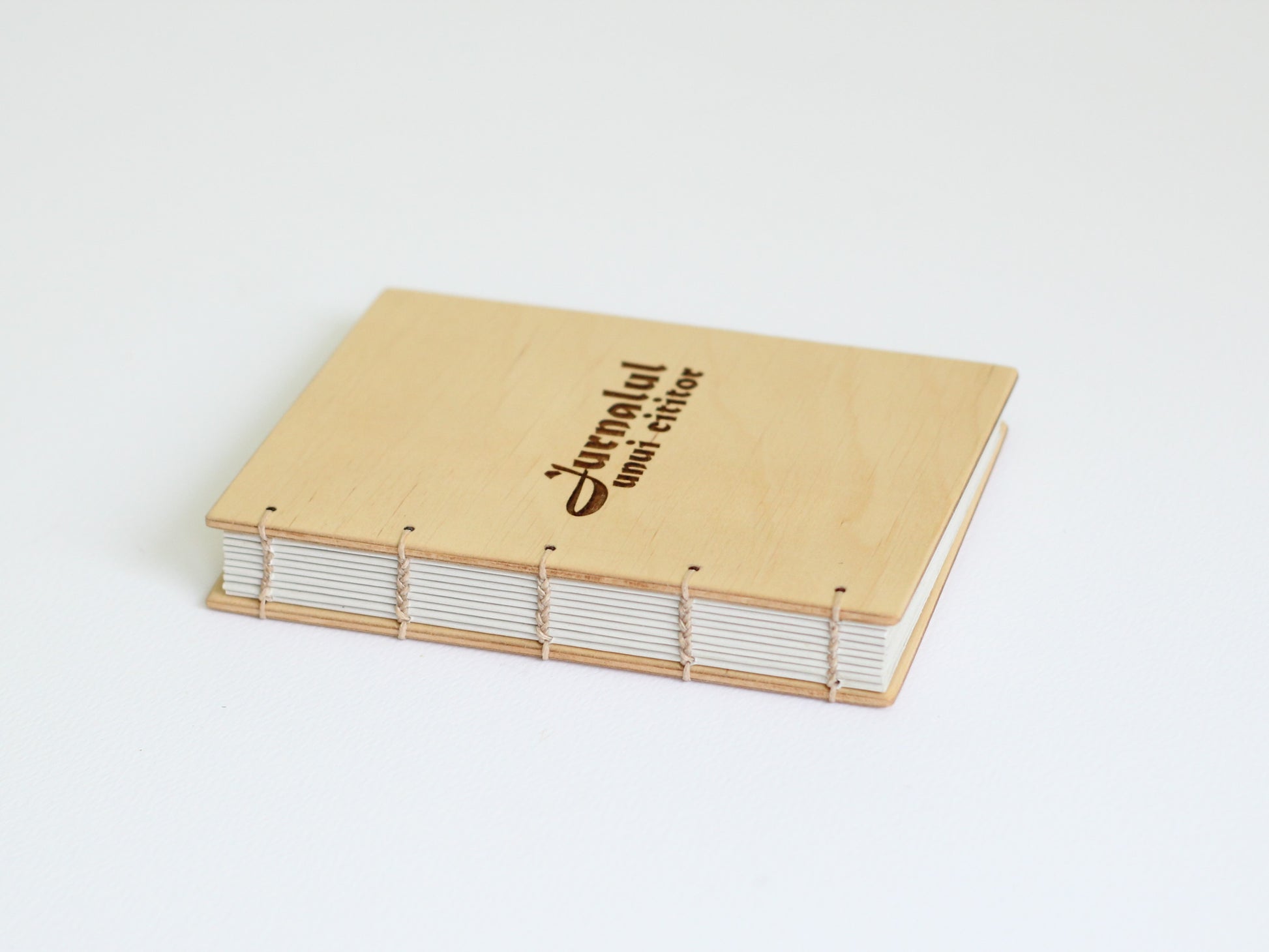 agenda din lemn lucrata manual