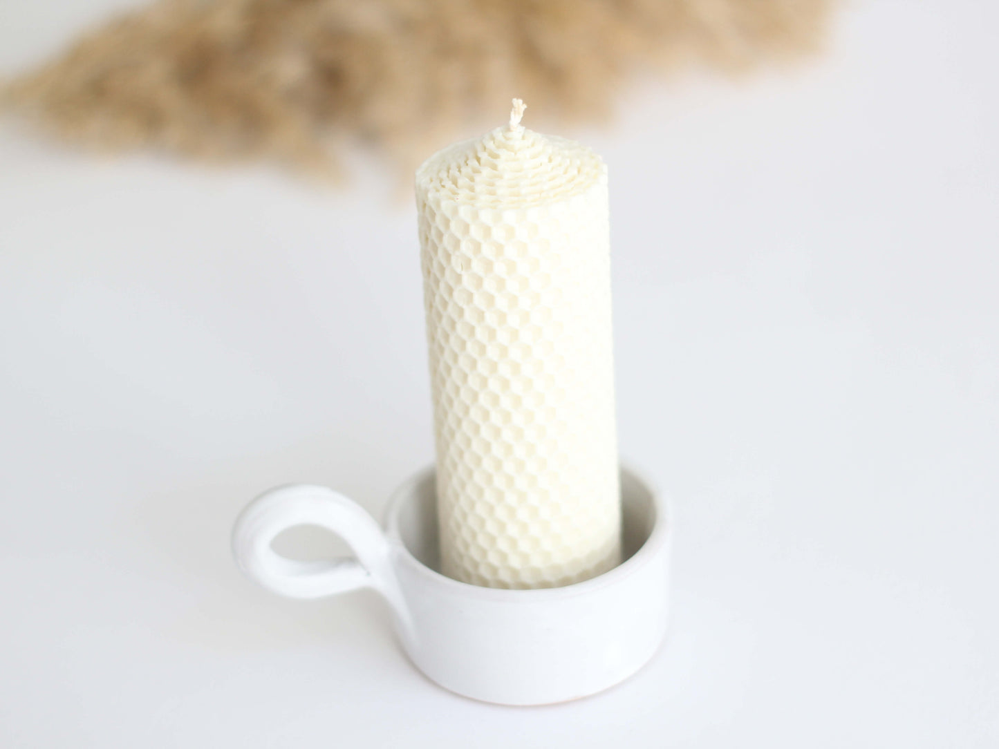 Set lumânare albă din ceară de albine și suport ceramic cu toartă