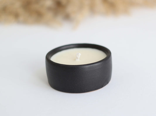 Mini parfumată cu parfum dulce lemnos de smirnă și tămâie în vas din ceramică negru mat