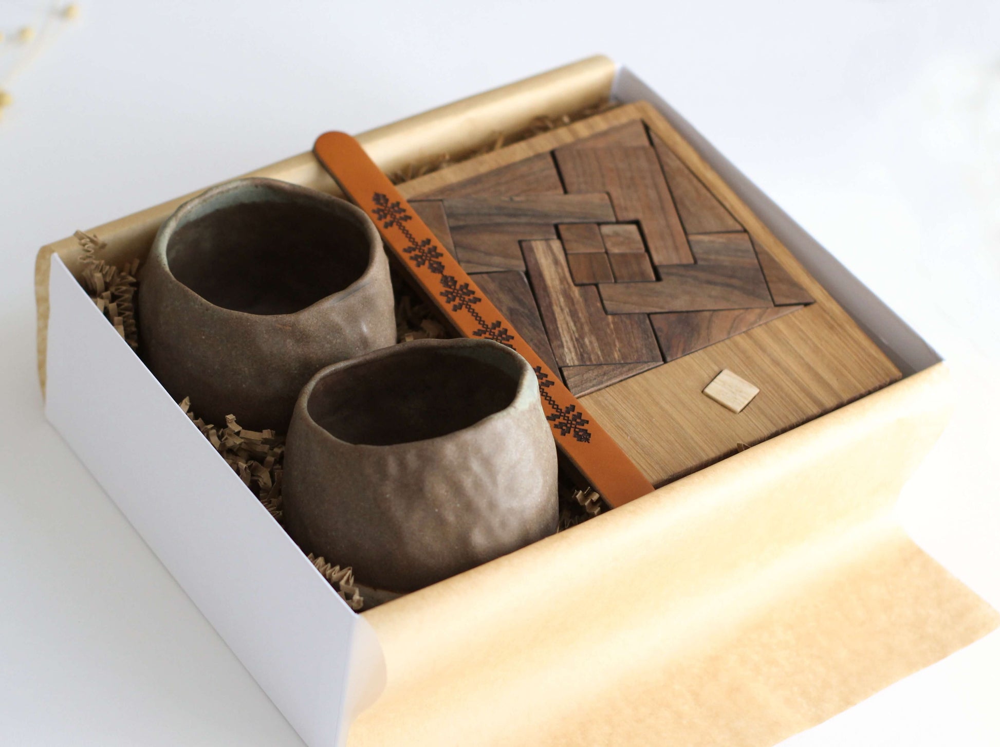 pachet cadou mestesug cu produse din ceramica, piele si lemn
