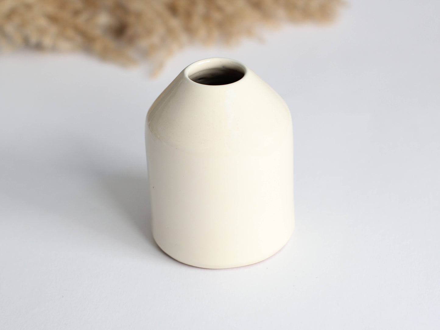 vaza din ceramica lucrata pe toata olarului in atelier romania