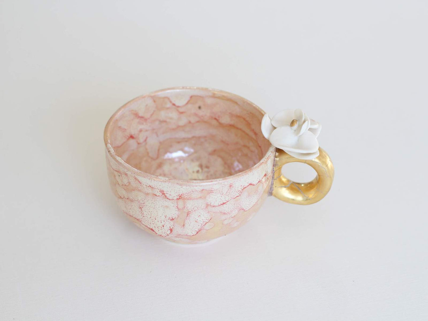 Ceașcă din ceramică cu floare delicată - rozalie