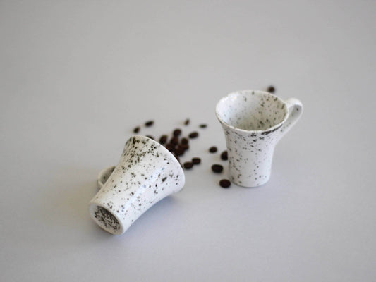 Ceașcă espresso cu stropi negri