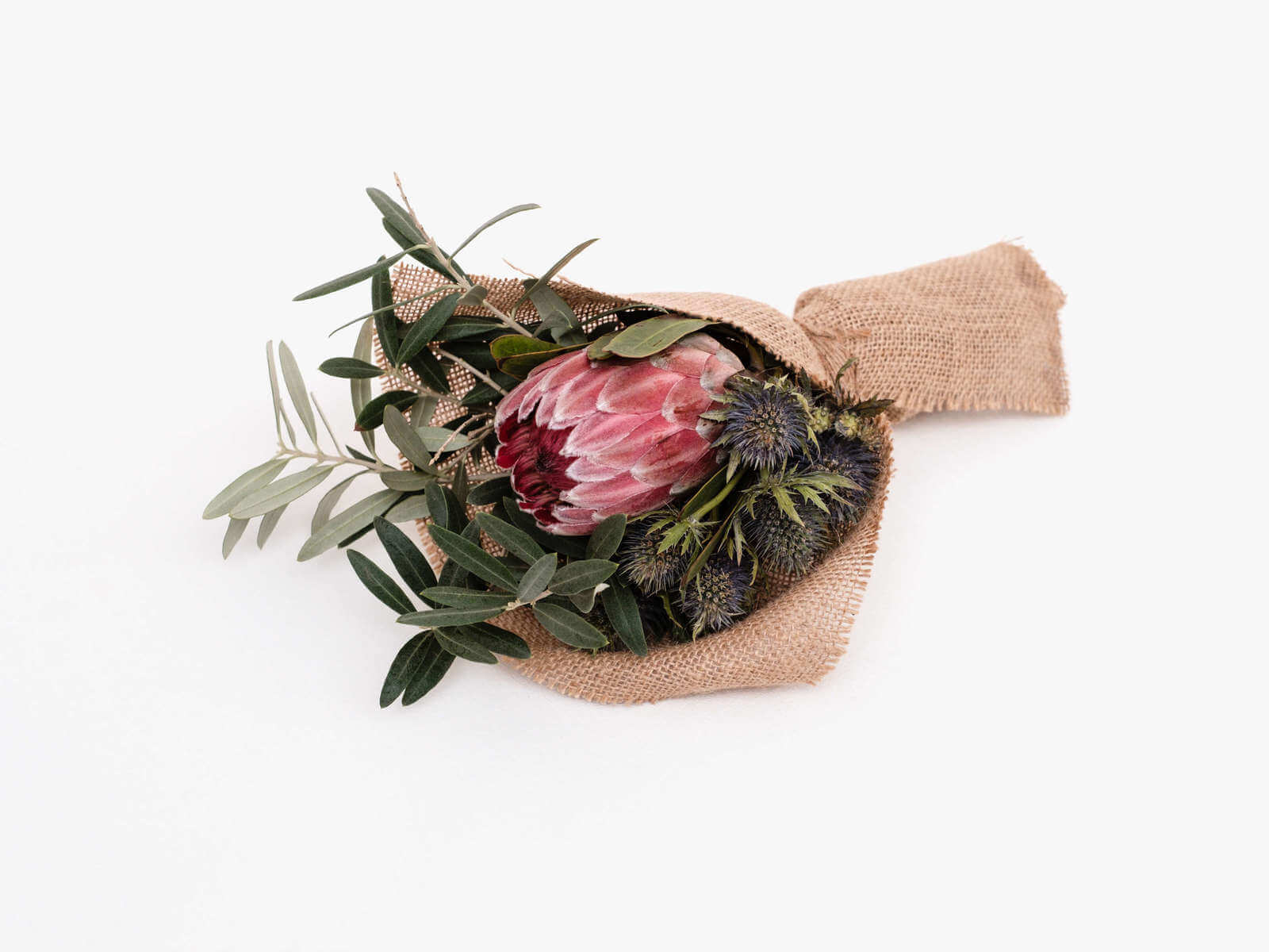 Buchet natural cu protea, măslin și eryngium