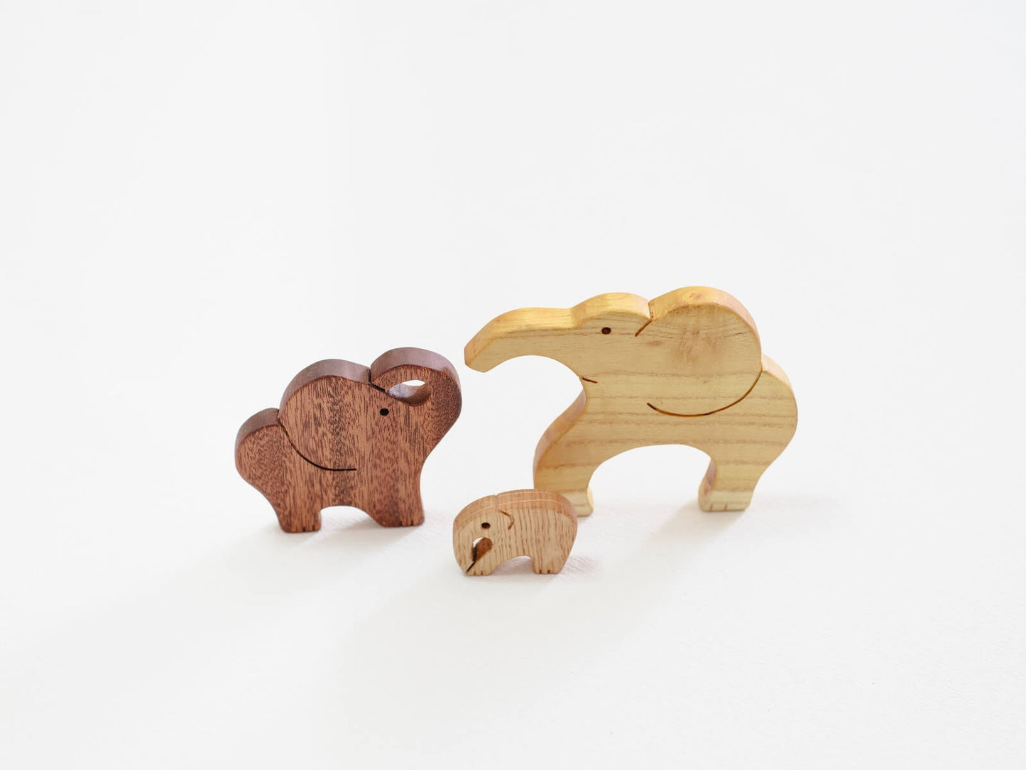 Familie de elefanți din lemn