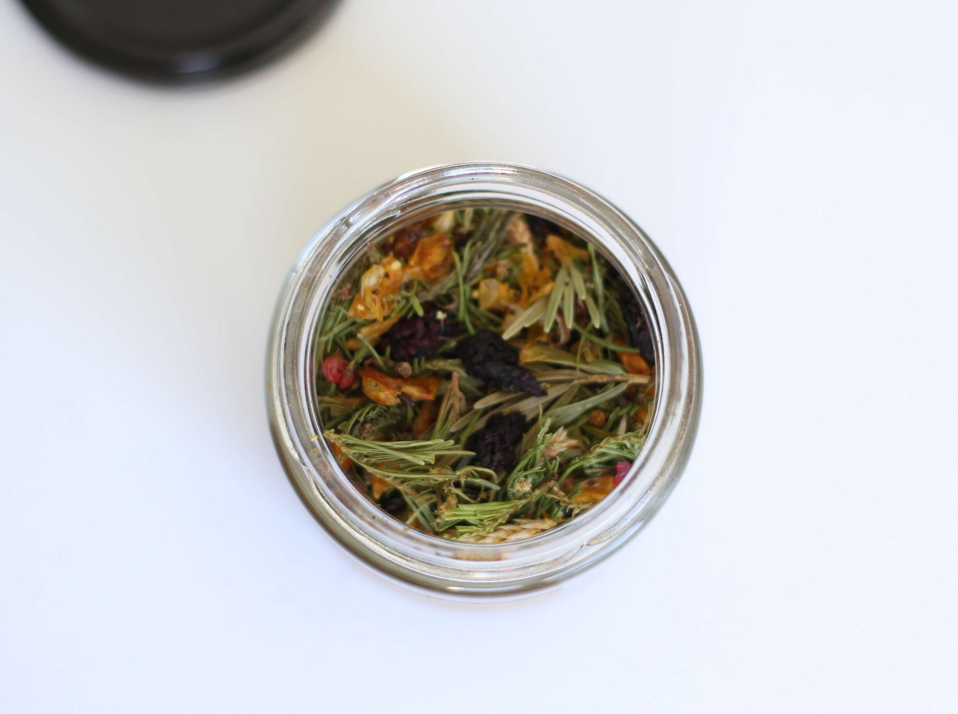 ceai din plante de la munte in borcan de sticla