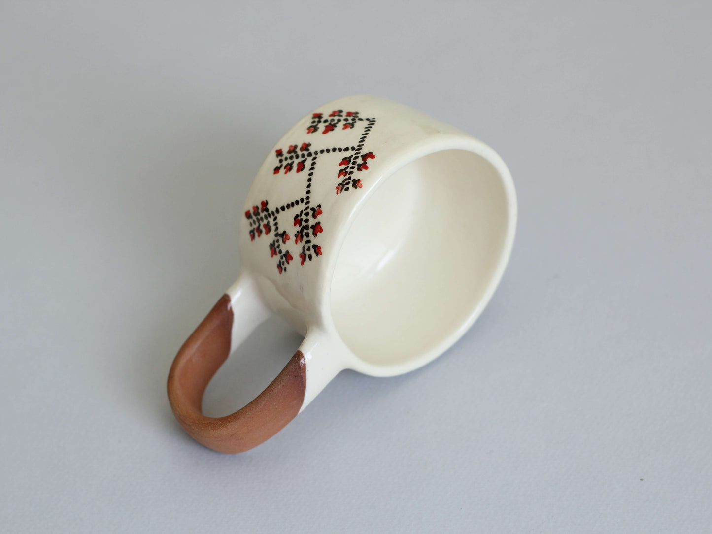 Ceașcă din ceramică cu model tradițional românesc