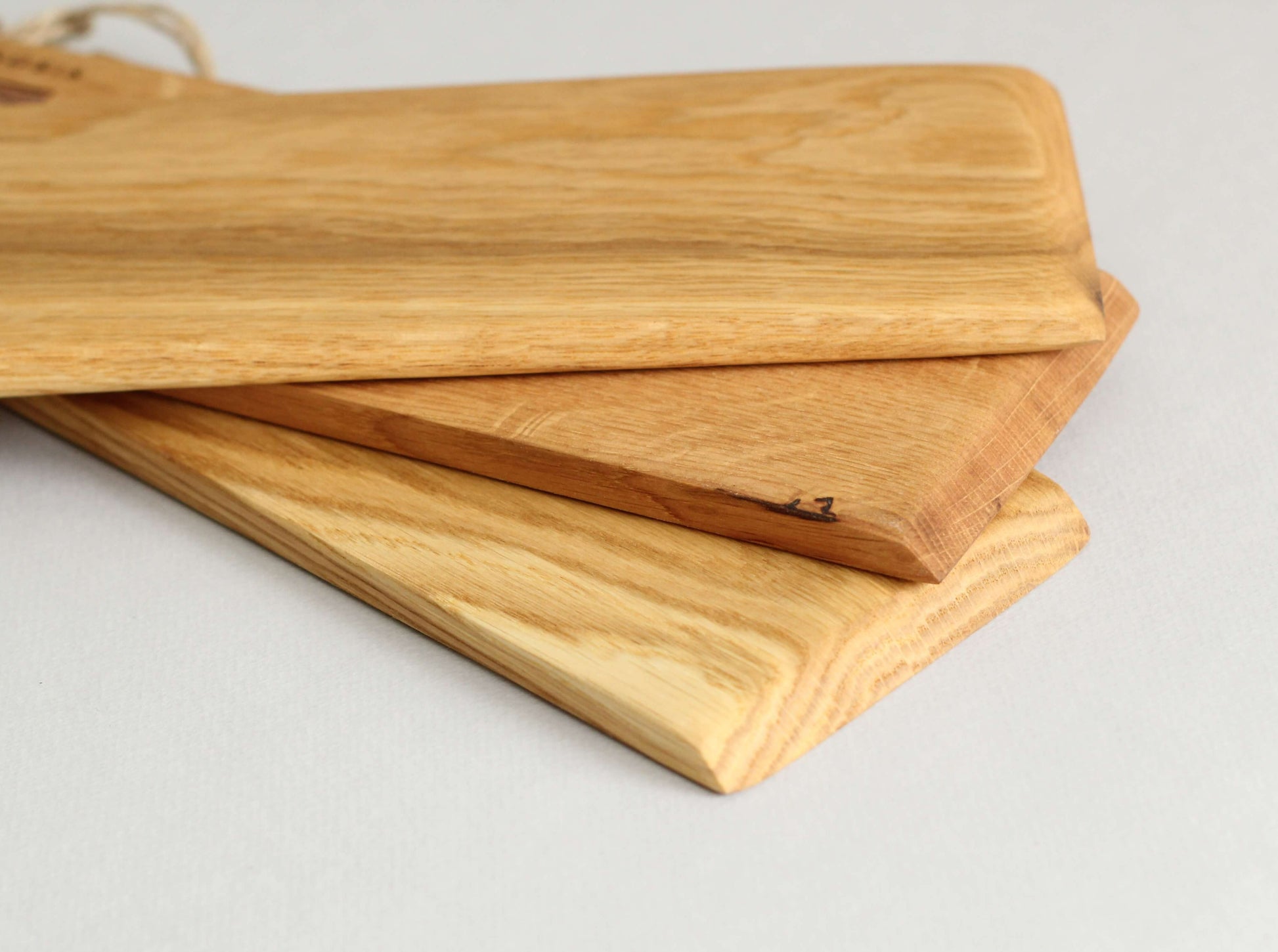 Platou suport din lemn de stejar și mâner din piele