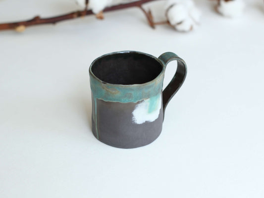 Cană mată din ceramică cu glazură verzuie