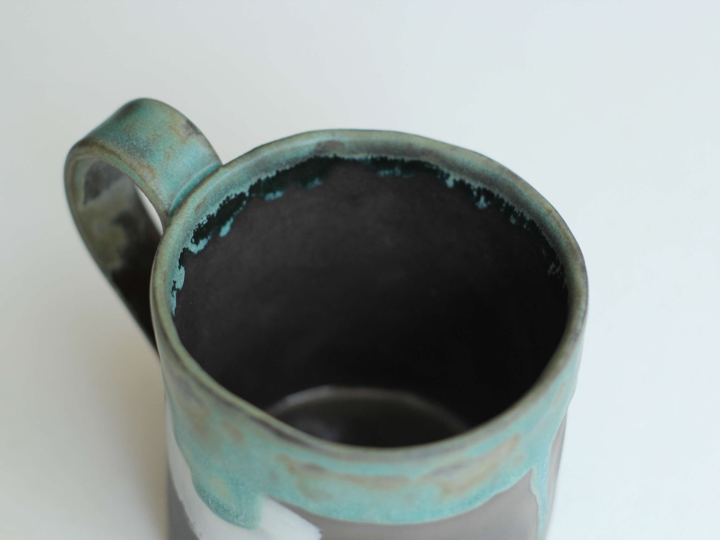 Cană mată din ceramică cu glazură verzuie