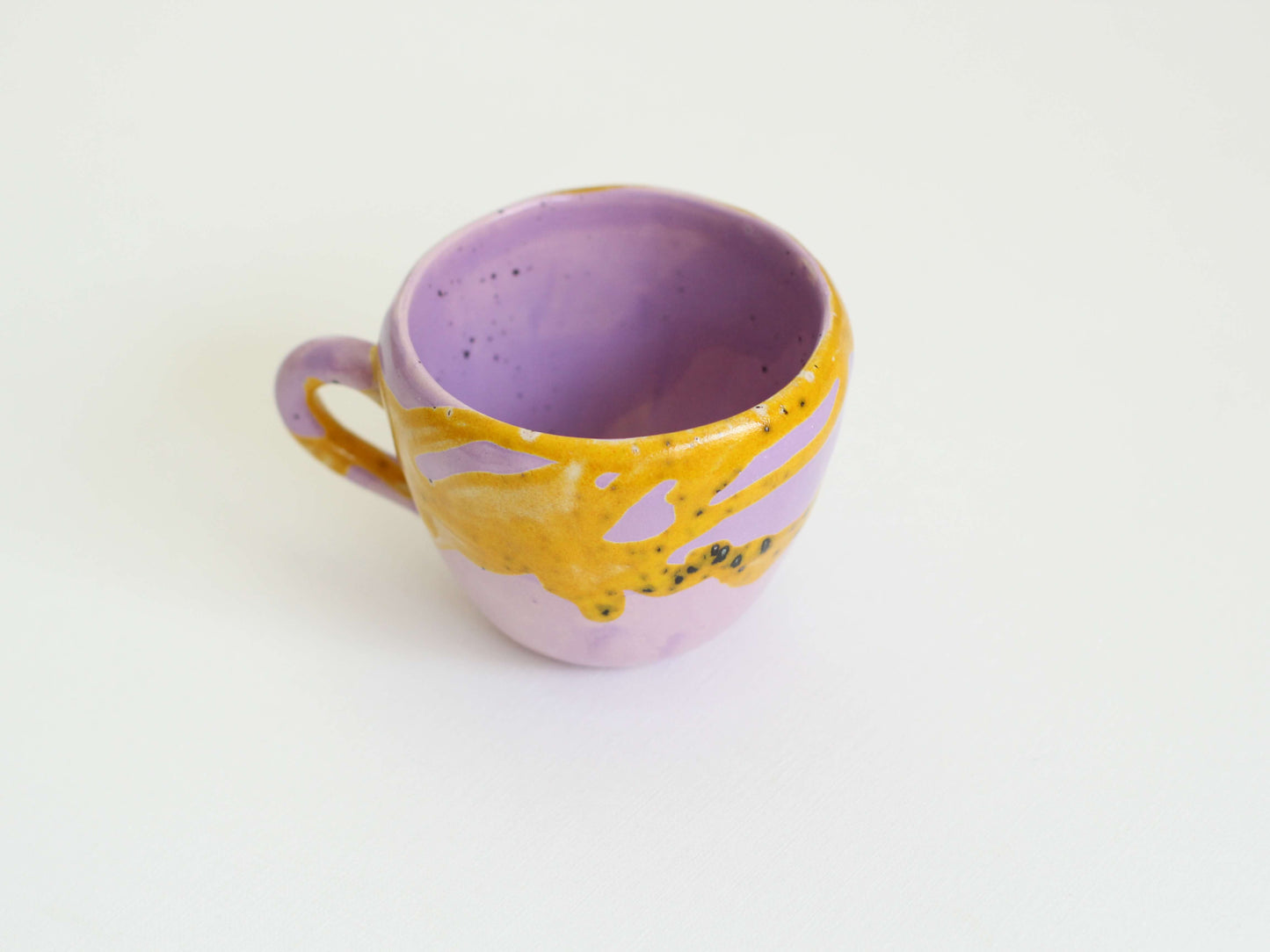 Ceașcă din ceramică colorată.